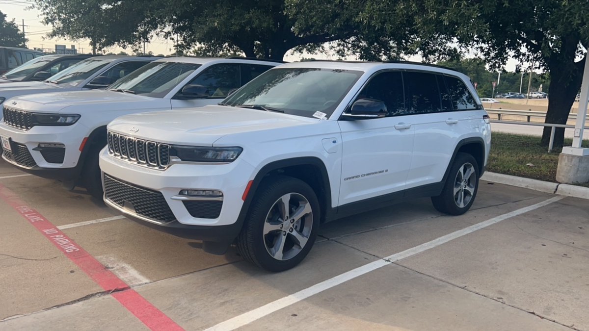 ❤️🤍💙 This is one of our last 2023 Jeep Grand Cherokee 4xe models available! Take advantage of our incredible deals and get summer-ready. ☀️

#JeepFam #DentonCars #DentonDodge