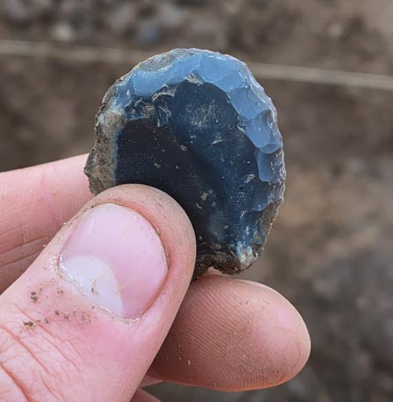This week's #FindsFriday is a remarkable Neolithic/Early Bronze Age flint scraper, dating from 4000 – 1500 BC! Discovered at one of our Worcestershire quarry sites in 2021! Learn more about archives and archaeology in Worcestershire here: explorethepast.co.uk