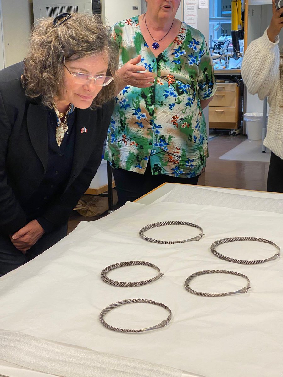#AnneauxViking 🧵2/3 |Aujourd’hui, l’Ambassadrice <a href="/frobine/">Florence Robine</a> a eu le privilège de découvrir ce trésor au <a href="/ArkmuseumUiS/">Arkeologisk museum</a>, en compagnie de @oleueland <a href="/Rogalandfylke/">Rogalandfylke</a> et de <a href="/yriskedal/">Anita Husøy Riskedal</a>.