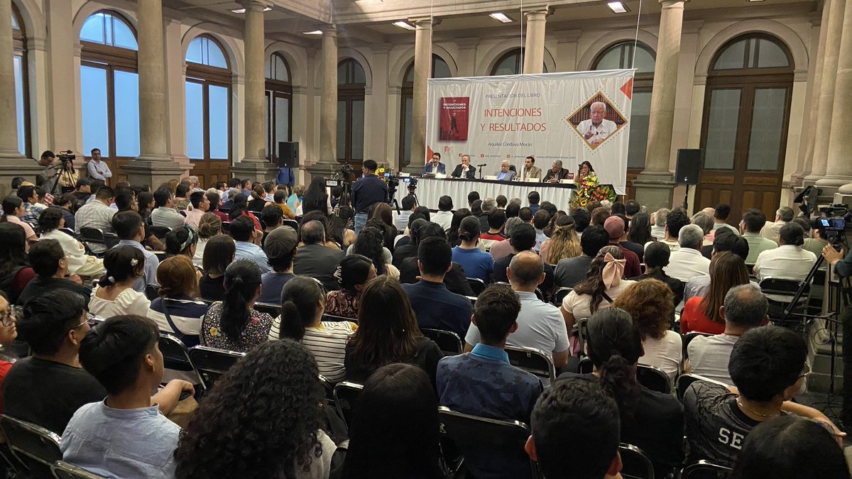 AquilesCordova's tweet photo. Ante cientos de asistentes en el “Club de Periodistas de México” en la capital del país, Aquiles Córdova Morán, líder del Movimiento Antorchista dio a conocer a través de Editorial Esténtor su nueva obra titulada “Intenciones y resultados”, misma que contiene una contundente crítica al gobierno de Andrés Manuel López Obrador a través de discursos, conferencias y pláticas que abarcan del año 2019 a 2022. Sin embargo, dijo, no se trata de algo personal en contra del presidente ni se tiene la intención de favorecer a los contrincantes políticos de éste; “tiene intenciones electorales, pero no de votar por un partido u otro, sino para advertir al pueblo de México que elija a quien elija no va a resolver sus problemas. Hay que aprovechar la sensibilización y el interés del pueblo para decirles que el verdadero problema es el sistema económico capitalista”.
https://t.co/4XvlW92cKA