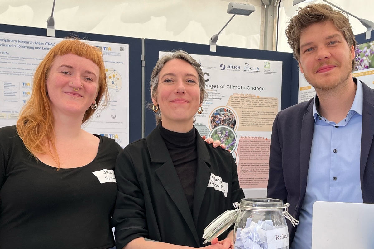 Deutsches Referenzzentrum für Ethik i. d. Biowiss. (@drze_bonn) on Twitter photo Das Projekt "#PRACC – Praktische Herausforderungen des Klimawandels" war letzte Woche bei der Bonner #Wissenschaftsnacht mit einem Stand in der "Zeltstadt des Wissens" vertreten.
➡️ pracc.de
#Klimawandel #Klimaethik #Recht #Bioökonomie #Biodiversität #BoWiNa Das Projekt "#PRACC – Praktische Herausforderungen des Klimawandels" war letzte Woche bei der Bonner #Wissenschaftsnacht mit einem Stand in der "Zeltstadt des Wissens" vertreten.
➡️ pracc.de
#Klimawandel #Klimaethik #Recht #Bioökonomie #Biodiversität #BoWiNa