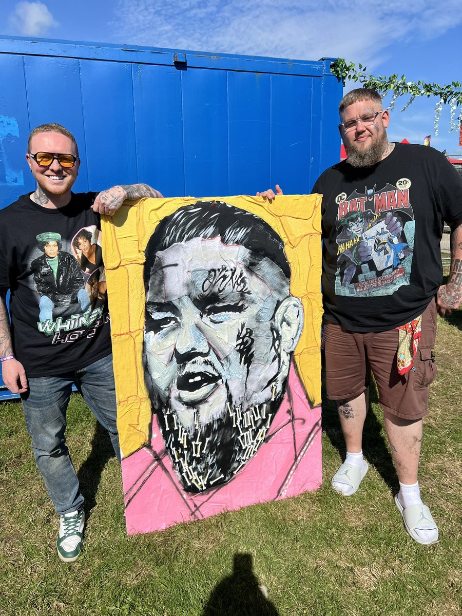 NathanWyburnArt's tweet photo. Presenting @RagNBoneMan with his portrait created using RAGS (and some little plastic bones) here at @#inittogetherfestival 2024! 

#ragandboneman #ragnboneman #loversinapastlife #human #skin #art #artist #wales #nathanwyburn #popart #portraitartist #fyp @EscapeRecordsUK https://t.co/NlFqap46aN