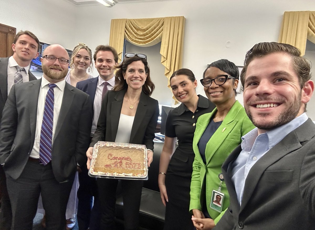 🥳 After a week full of wins, we want to thank @SteveScalise for the cookie cake! Our bill H.R. 5527, the MGT Reform Act, passed the House a few days ago. This bill funds the replacement of outdated legacy IT systems vulnerable to cyberattacks. HUGE BIPARTISAN WIN!