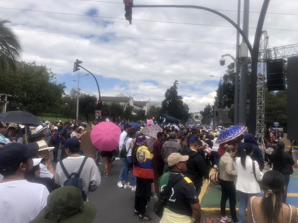 lahistoriaec's tweet photo. De sánduches a Subways. Miles de personas están en los alrededores de la Asamblea para darle su apoyo desinteresado - dicen ellos- al presidente Daniel Noboa durante su mensaje a la Nación. #Quito https://t.co/18KSh1JFs4