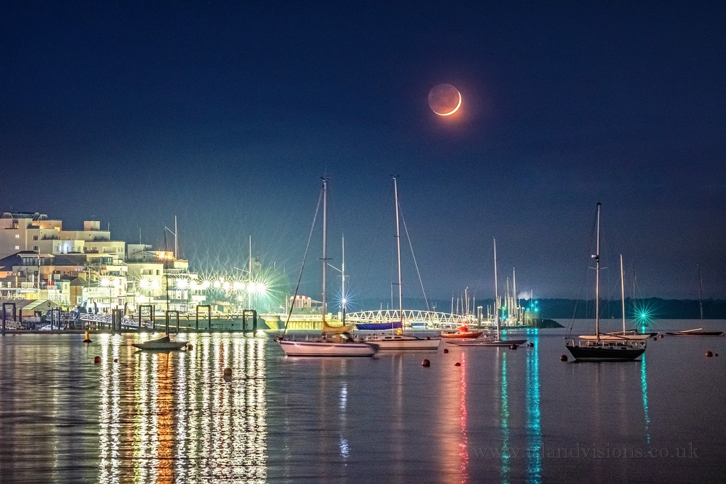 A very stunning photo of the moon setting 🌙
⁠
 📌 Cowes
📸  Island Visions Photography⁠
⁠
#exploreisleofwight #outdoors #holiday #LoveGreatBritain #island #islandlife #moon #lunar #wightatnight #amazing #moody #Cowes #coast #yacht #boat #reflections #ocean #mooring #nightsky