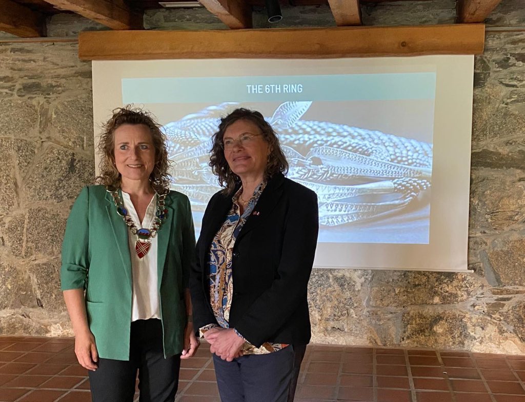 <a href="/frobine/">Florence Robine</a> <a href="/ArkmuseumUiS/">Arkeologisk museum</a> @oleueland <a href="/Rogalandfylke/">Rogalandfylke</a> <a href="/YRiskedal/">Anita Husøy Riskedal</a> #AnneauxViking 🧵3/3 | La visite s’est poursuivie à #Hjelmeland, où le trésor avait été découvert en 1769. Merci pour ces riches échanges sur les pistes à explorer pour tenter de retrouver la trace de ce sixième collier 🕵️‍♀️