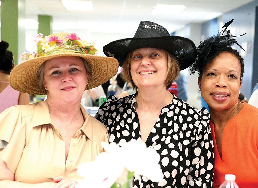 The Neighborhood House Charter School community celebrated their annual Fancy Hat Brunch, uplifting women. Special thanks to all the amazing women who joined! Swipe to see the vibrant moments. 📸 by Seth Daniel of @DotNews 👒 dotnews.com/2024/neighborh…