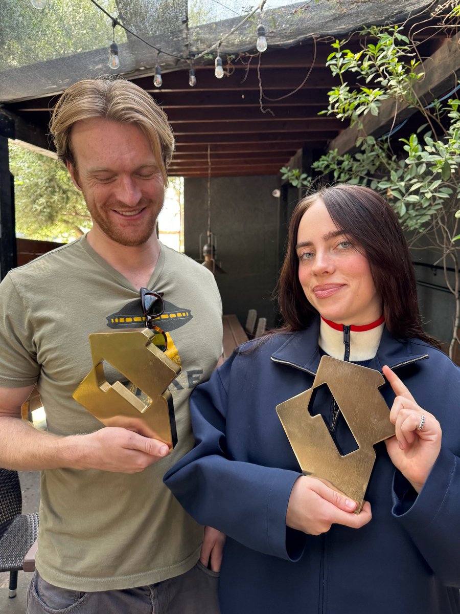Congratulations to Billie, Finneas and the team as HIT ME HARD AND SOFT is now Billie’s fastest selling album in the UK and her 3rd #1 Album!! 🇬🇧🏆 The album drove a total of 37.6 million combined streams this week in the UK. According to Official Charts data, Billie’s third