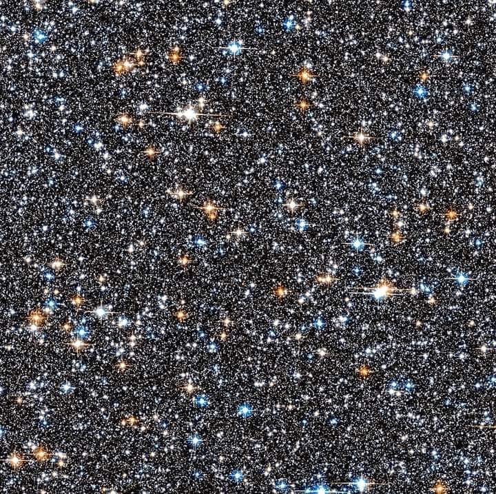 Sana uykunu kaçıracak bir şey söylememi ister misin?

Peki, şu resme bakın.

Gördüğünüz noktaların her biri bir Galaksi.!

Ve her Galakside yaklaşık 100 milyar yıldız vardır.

Ayrıca her yıldızın en az 1 gezegeni vardır.

Peki sizce bu resimde kaç tane Galaksi olabilir?

Ve bu