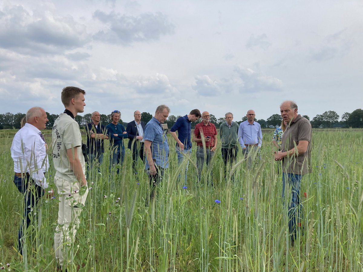 Met de Statenleden van de <a href="/ProvDrenthe/">Provincie Drenthe</a> langs #agrarischnatuurbeheer. De boodschap van de middag: laat grond in handen van de landbouw en gebruik het #ANLb als instrument om landbouw en natuur te vervlechten. De boer popelt, onze infrastructuur staat klaar. #integraal #succes