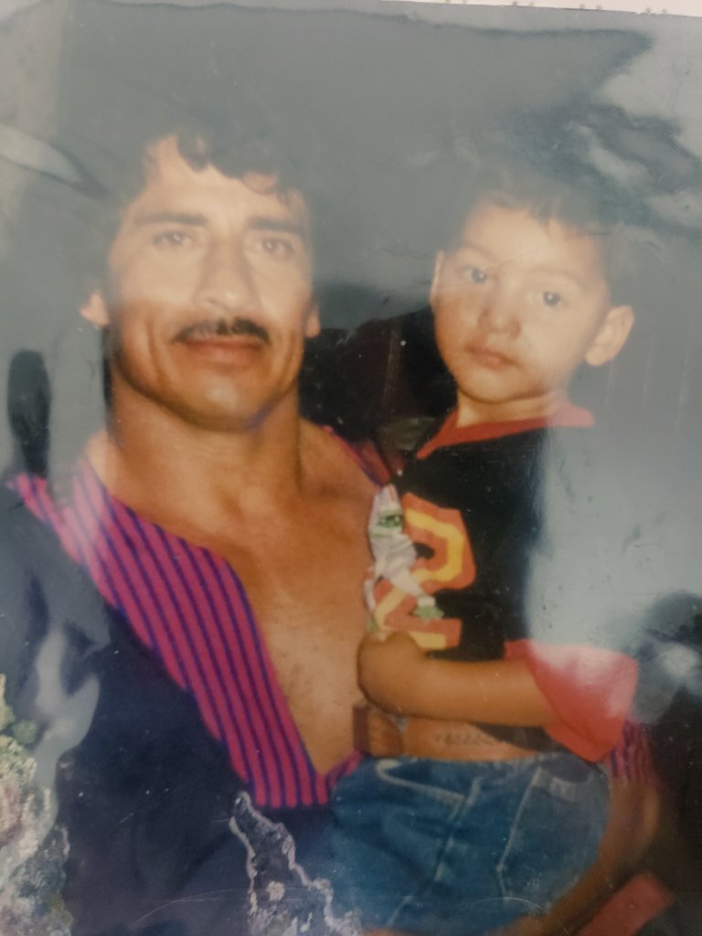 MariaD9889's tweet photo. @LuchaLibreYYa Muchas felicidadez gran luchador,  remo banda Volador, una foto con el de 1998, plaza de toros en piedras negras @laparktapia  saludos @LuchaLibreYYa https://t.co/x5wiMI5bW0