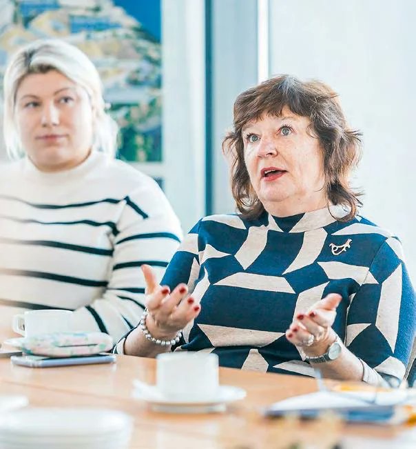 LU žurnāla "Alma Mater"  jaunākajā numurā lasāmas intervijas ar tenūrprofesoriem. Par valodu,  valodniecību un kas nepieciešams, lai tās studētu, lasāms rakstā "Nav  vienkāršu un sarežģītu valodu".
issuu.com/universitate/d…