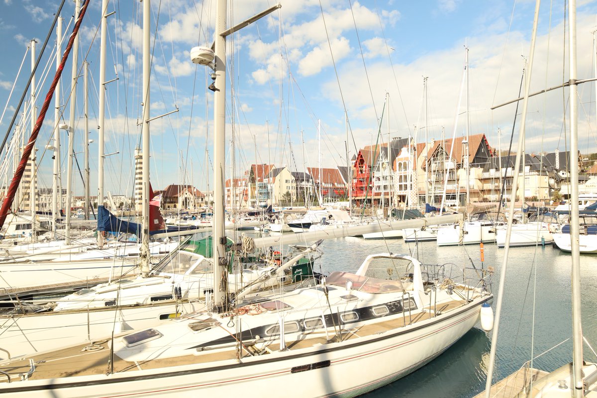 DeauvilleFr's tweet image. COWES - DEAUVILLE ⛵️ Traversée de la Manche avec #Deauville en port d'arrivée.
La traditionnelle régate a pris la mer cet après-midi depuis l'île de Wight.
Arrivée des premiers bateaux demain vers 10h.
 #regate #cowes #voile
📷 Léo Billy Desvaux / Deauville Yacht Club