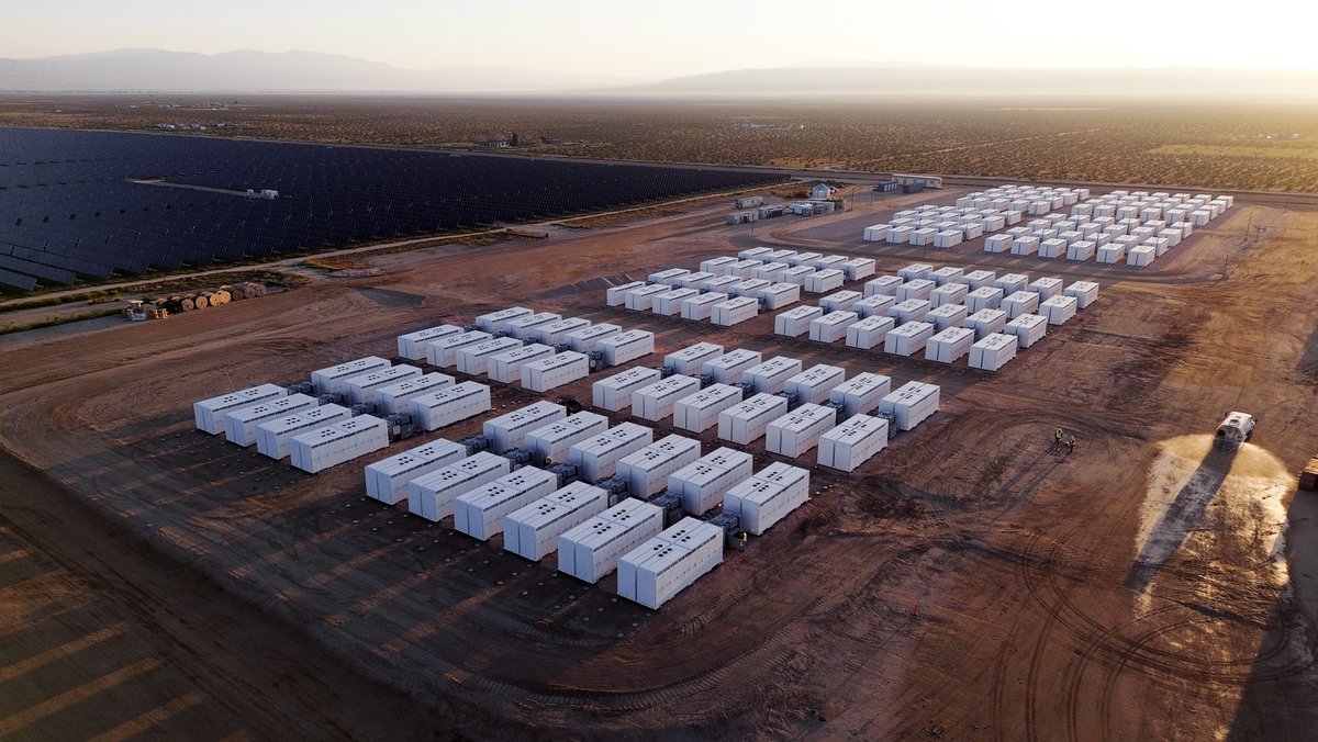 Megapack goes gigawatt

300 MW / 1.2 GWh of Tesla Megapacks are coupled with 758 MW of PV at Arevon's Eland site, providing grid stability and resiliency to Southern California⚡️