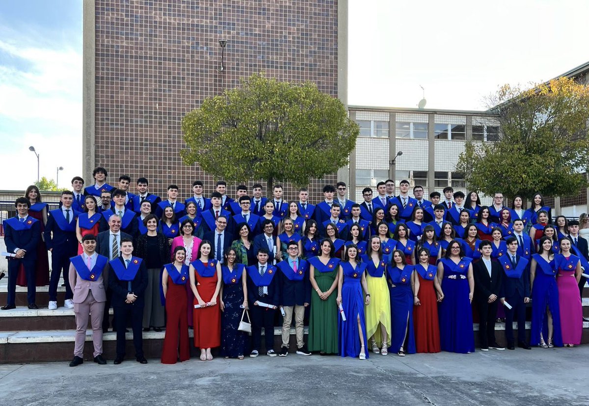 cristoreyva's tweet photo. Celebramos la graduación de los alumnos de 2º de Bachillerato.

Gracias por haber confiado en nosotros en esta etapa. 

Esperamos que llevéis en vuestros 
corazones este paso por el centro y que seáis hombres y mujeres para los demás allí donde vayáis.

#bachillerato 
@educsi https://t.co/8qq3YjJfDn