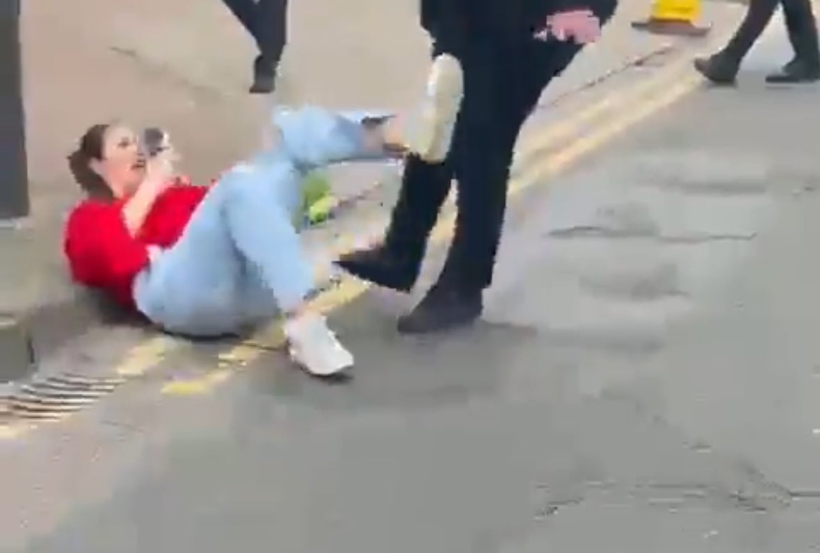 #IRGCterrorists in London, UK throw a woman to the ground and kick her when she's down. @metpoliceuk What are you doing? Are you appeasing terrorists?