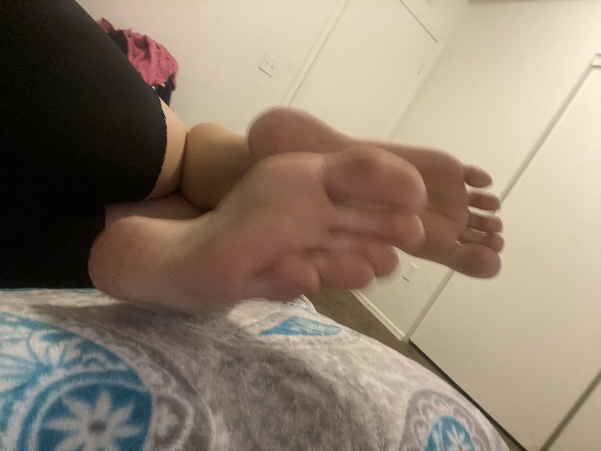 Approach for feet pictures 🐷 Feetfetish Findom paypig walletdrain humanatm finsub