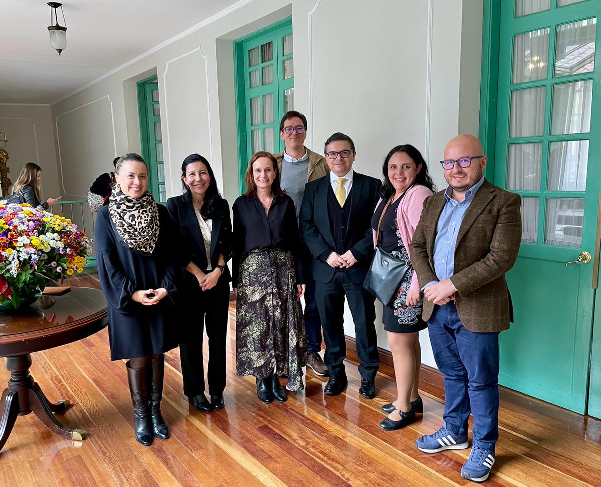 Juris_urosario's tweet photo. Durante la visita del profesor Esteban Pereira Fredes de @UAI_CL, se llevó a cabo el conversatorio organizado por la Maestría en Derecho.
Si quieres revivir este #EventoJuris, te compartimos el enlace de YouTube: https://t.co/CpJK03jT5e
#JurisMásGlobal | #ConectadosConElMundo https://t.co/uvUgT3In7y