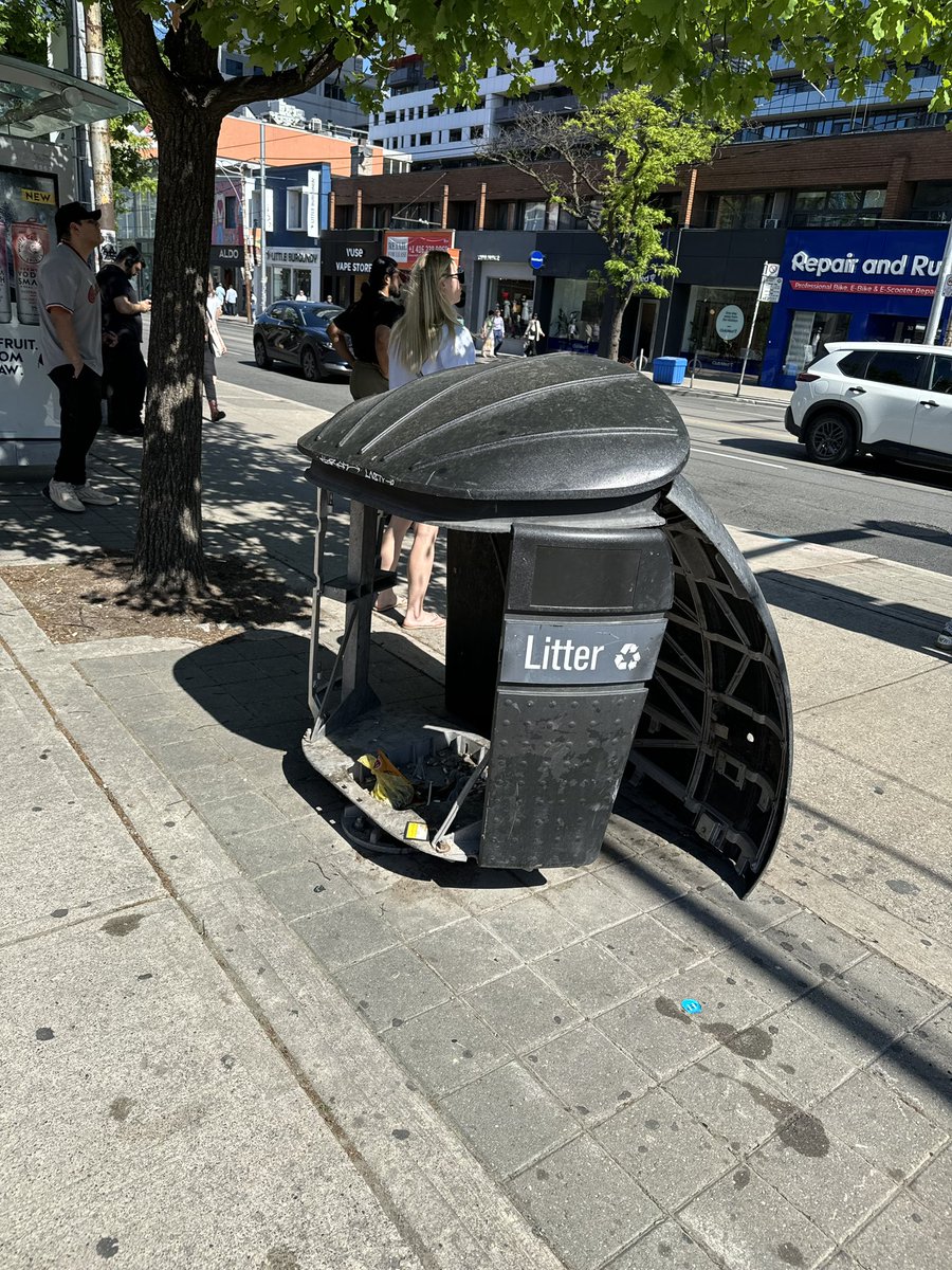 Dead bin. Don’t think there’s any hope in resurrecting it…

Hey <a href="/311Toronto/">311 Toronto</a> can we get a replacement on this one pronto? It’s located on the north side of Queen St W near SoHo St. Also poses some safety concerns…not a good hide and seek spot, that’s for sure