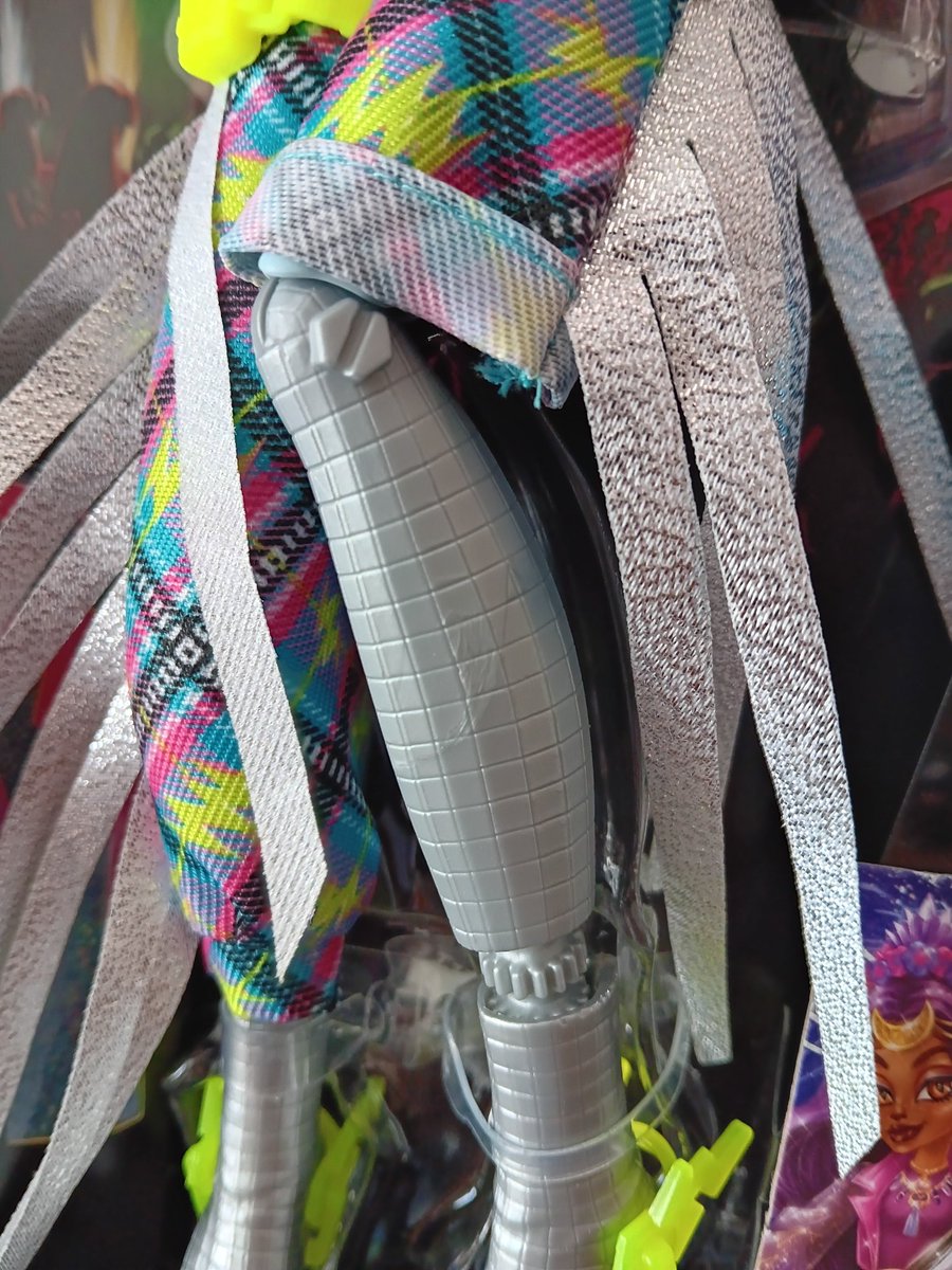 This was the only Frankie that wasn't wonky at the store but I'll still have to touch up their left eye + the leg is also scratched. I'm still happy I got them they're so beautiful and I LOVE how the top lashes look 💗💗💗