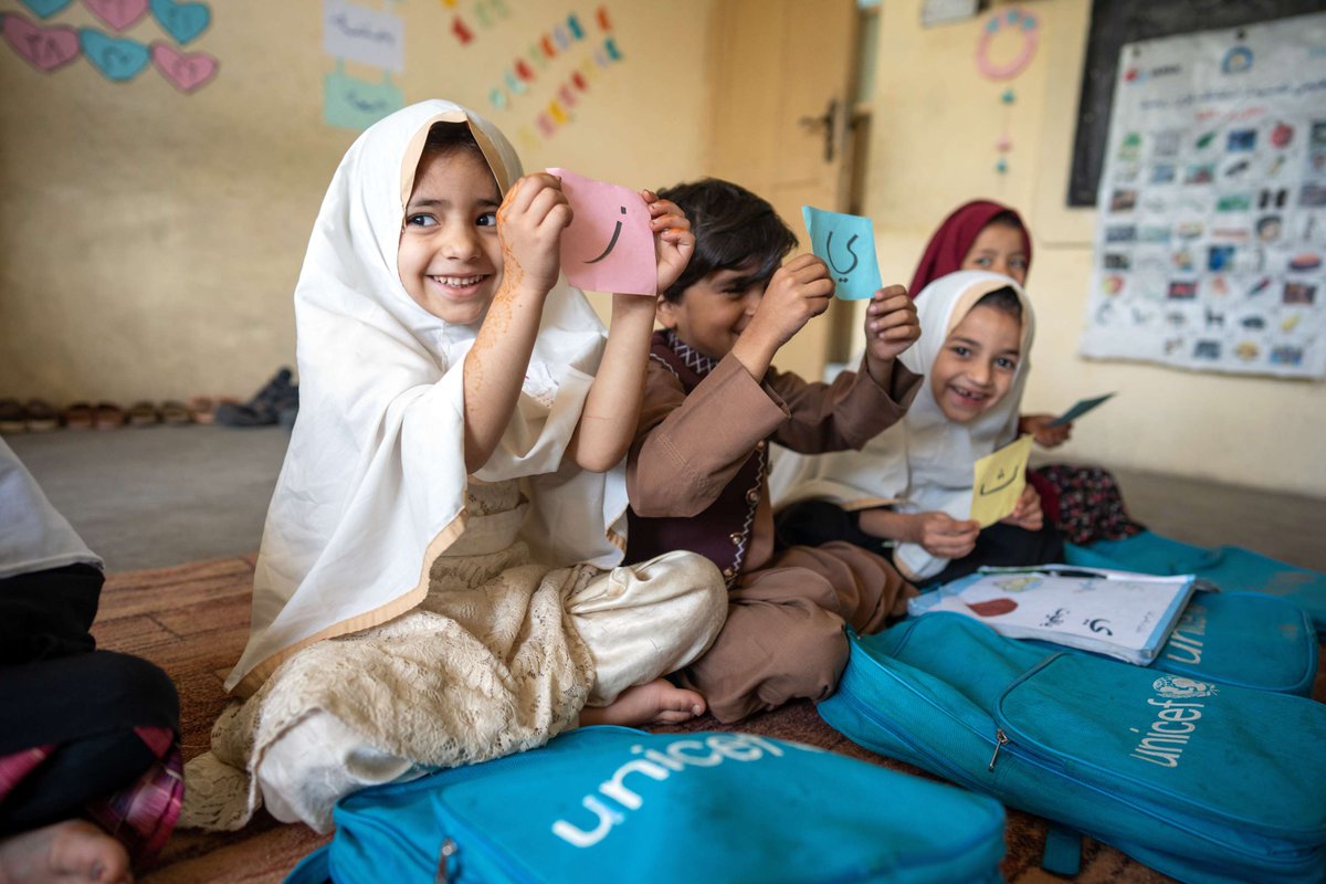 5-year-old Kalsoom attends her classes at a UNICEF-supported early childhood education school in Afghanistan. UNICEF supports 7,000 students in early childhood education classes across #Afghanistan to introduce them to learning & help them smoothly transition into primary school.
