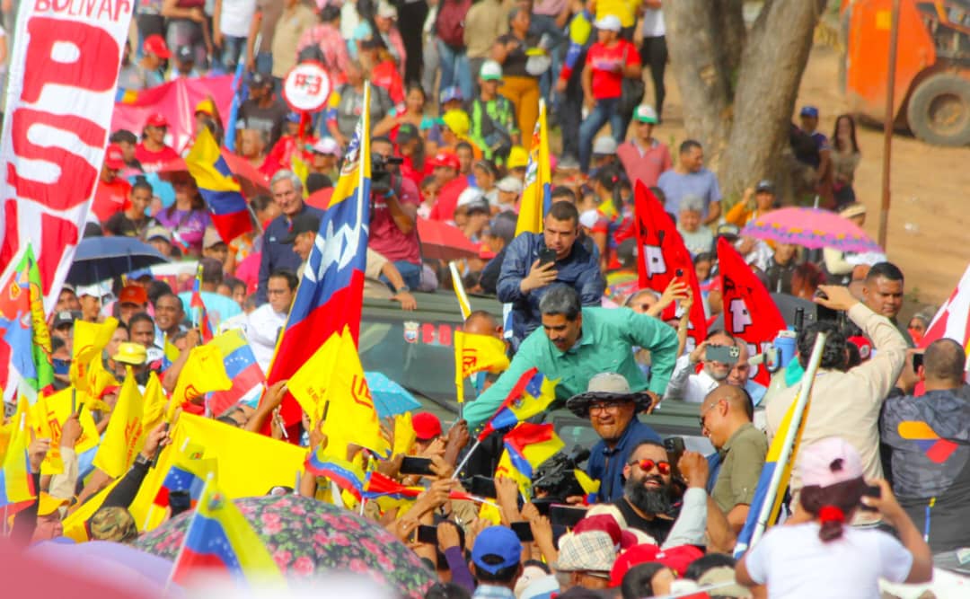 Psuvcbo's tweet photo. Un pueblo leal que te acompaña en las luchas, juntos seguiremos fortaleciendo la revolución en cada espacio
@NicolasMaduro
@PartidoPSUV
#VerdadDelPueblo
@comandosergioh https://t.co/SqCAGYzE6W