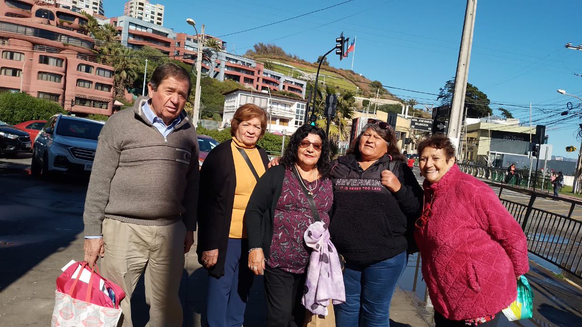 39 adultos mayores de #LaHiguera realizan un maravilloso viaje recorriendo las hermosas ciudades de #ViñadelMar y #Valparaíso, gracias al Programa Tercera Edad del @Sernatur al que postula habitualmente nuestro municipio. ¡Disfruten! 🧓🏼👴🏻