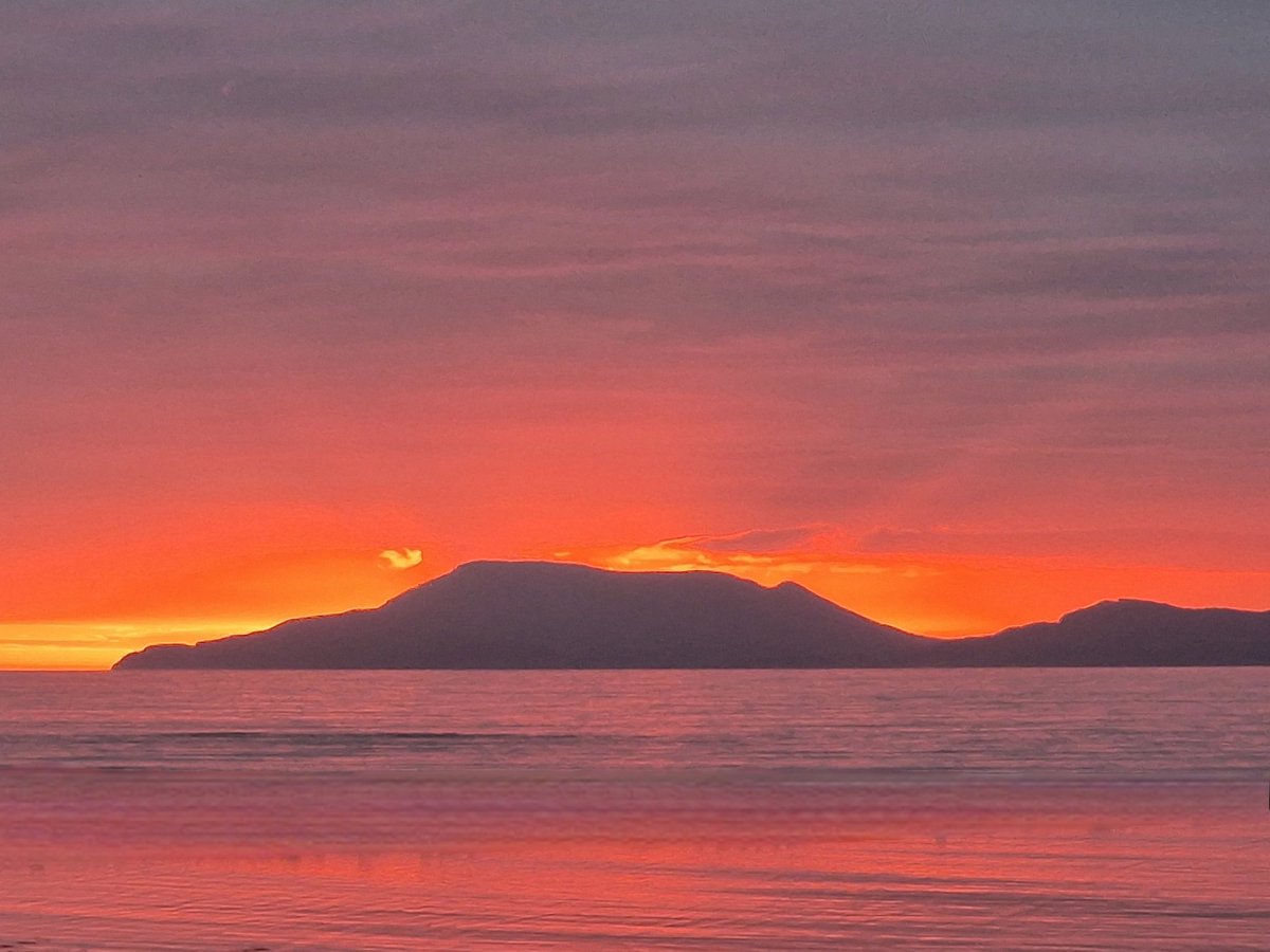 📢 Donegal

Sliabh Liag is looking more magnificent than ever this evening 😍

#Sunsetphotography
#wildatlanticway 
#Ireland
#Donegal
#Sliabhliag