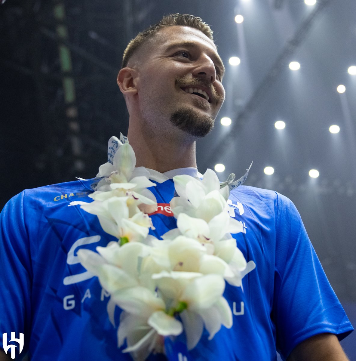 Alhilal_EN's tweet image. This is the feeling when you lift a trophy at your stadium 👍🏻😁🎶

#AlHilal 💙
#AlHilal68🔝
