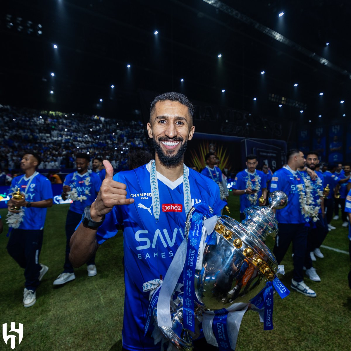 Alhilal_EN's tweet image. This is the feeling when you lift a trophy at your stadium 👍🏻😁🎶

#AlHilal 💙
#AlHilal68🔝