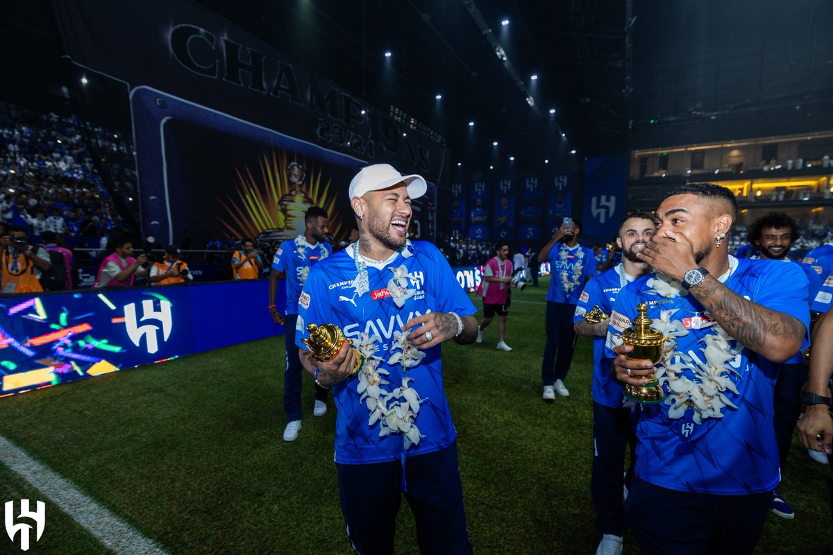 Alhilal_EN's tweet image. This is the feeling when you lift a trophy at your stadium 👍🏻😁🎶

#AlHilal 💙
#AlHilal68🔝