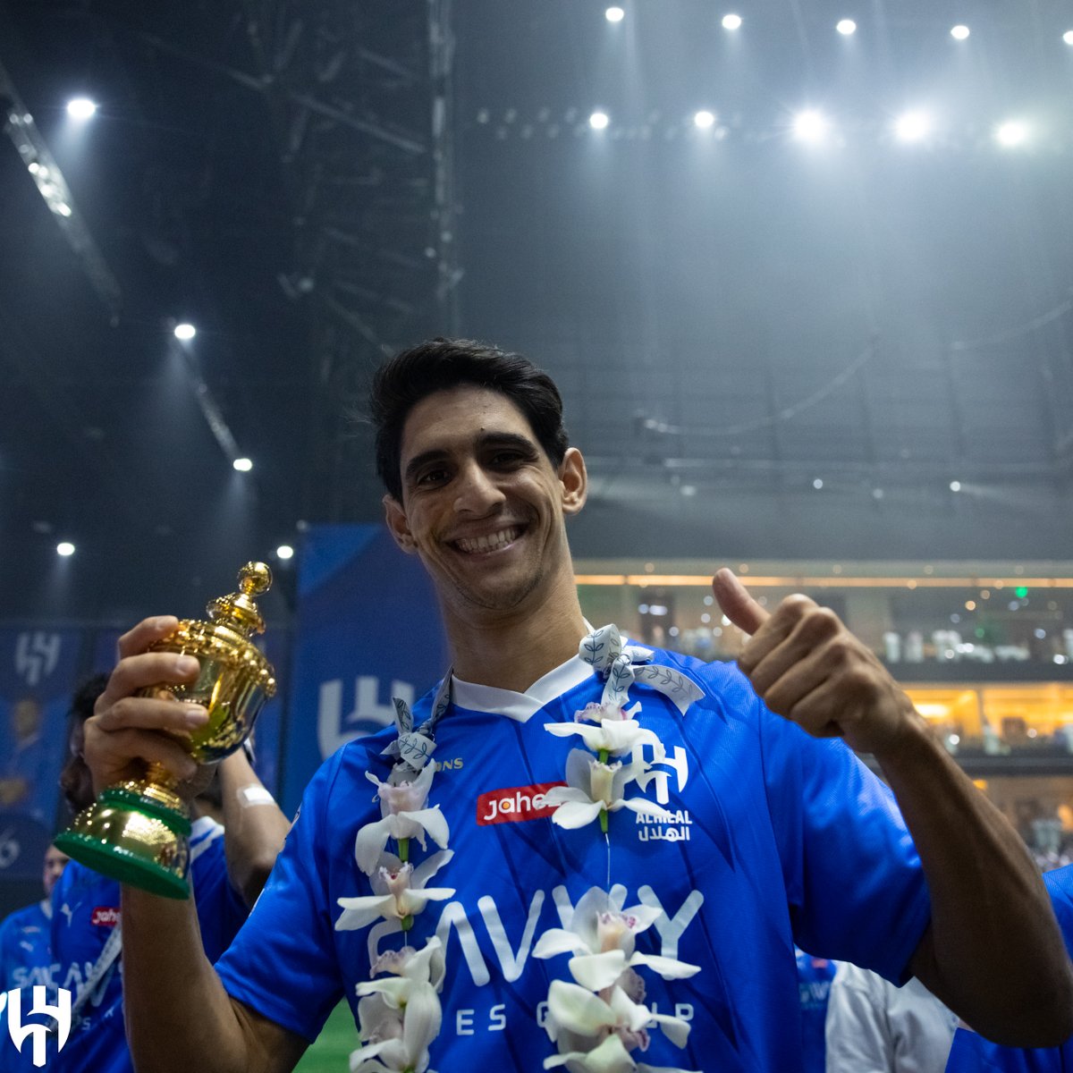 Alhilal_EN's tweet image. This is the feeling when you lift a trophy at your stadium 👍🏻😁🎶

#AlHilal 💙
#AlHilal68🔝
