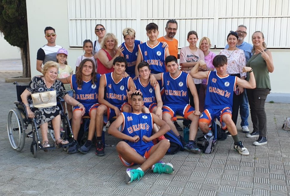 Los cadetes caen frente al junior de brenes 20-32, salimos desde el principio coibidos, sin atrevernos a hacer nada, tal vez ha sido la calor, el físico de los otros jugadores..., imaginaros si se hubiesen atrevido..