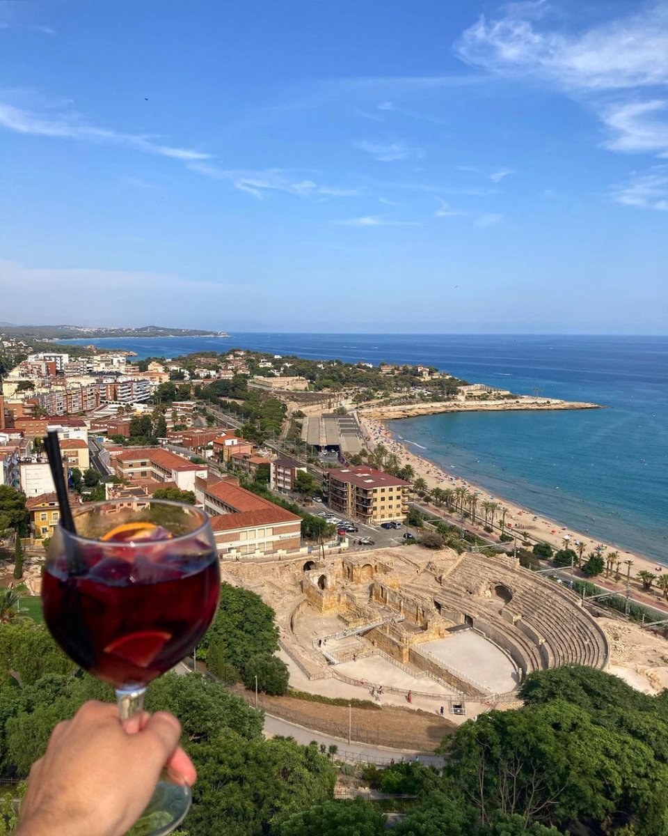 Tarragona's 𝗮𝗺𝗽𝗵𝗶𝘁𝗵𝗲𝗮𝘁𝗲𝗿 isn't just a relic of the past. It's a living, breathing testament to ancient history. ⏳ (And a stunning sight, if you ask us. 😉) Cheers! 🍷 #InLOVEwithCatalonia ❤️ ℹ️ @TGNTurisme 📸 cheva_k / IG