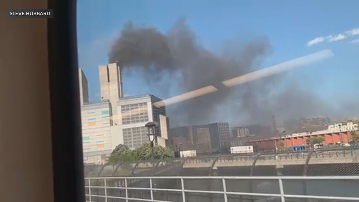 Smoke seen coming from Boston's Ted Williams Tunnel during holiday travel cbsnews.com/boston/news/sm…