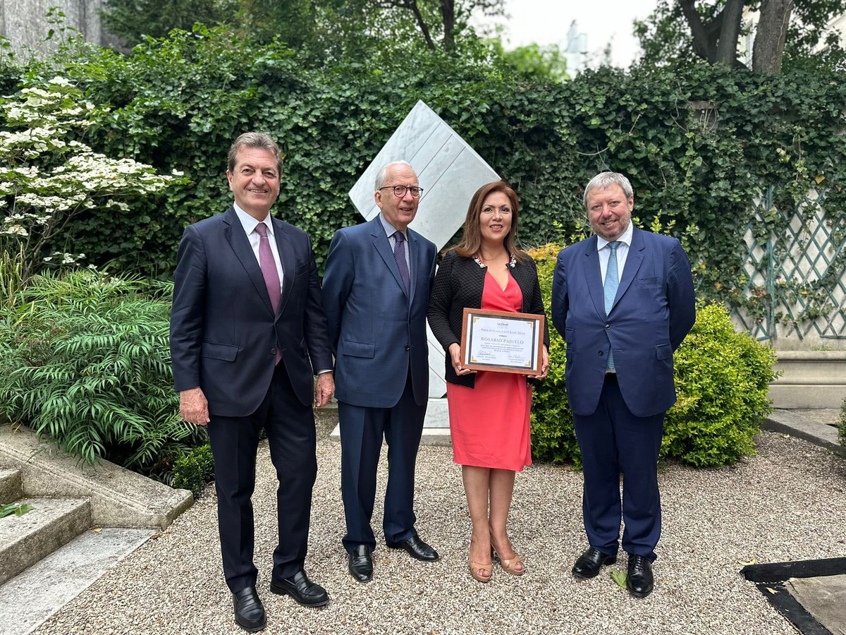 En el marco de la Semana de América Latina-Caribe 🌎 organizada por @francediplo 🇫🇷, @latfran_asso 🇫🇷🌎 entregó su Premio 2024 a @rosariopajuelo 🇵🇪🌎, Directora de @PROMPERUFrance, saludando su acción por la cultura peruana e andina. @francediplo_ES 🇫🇷🌎@PhBastelica @MAL_217