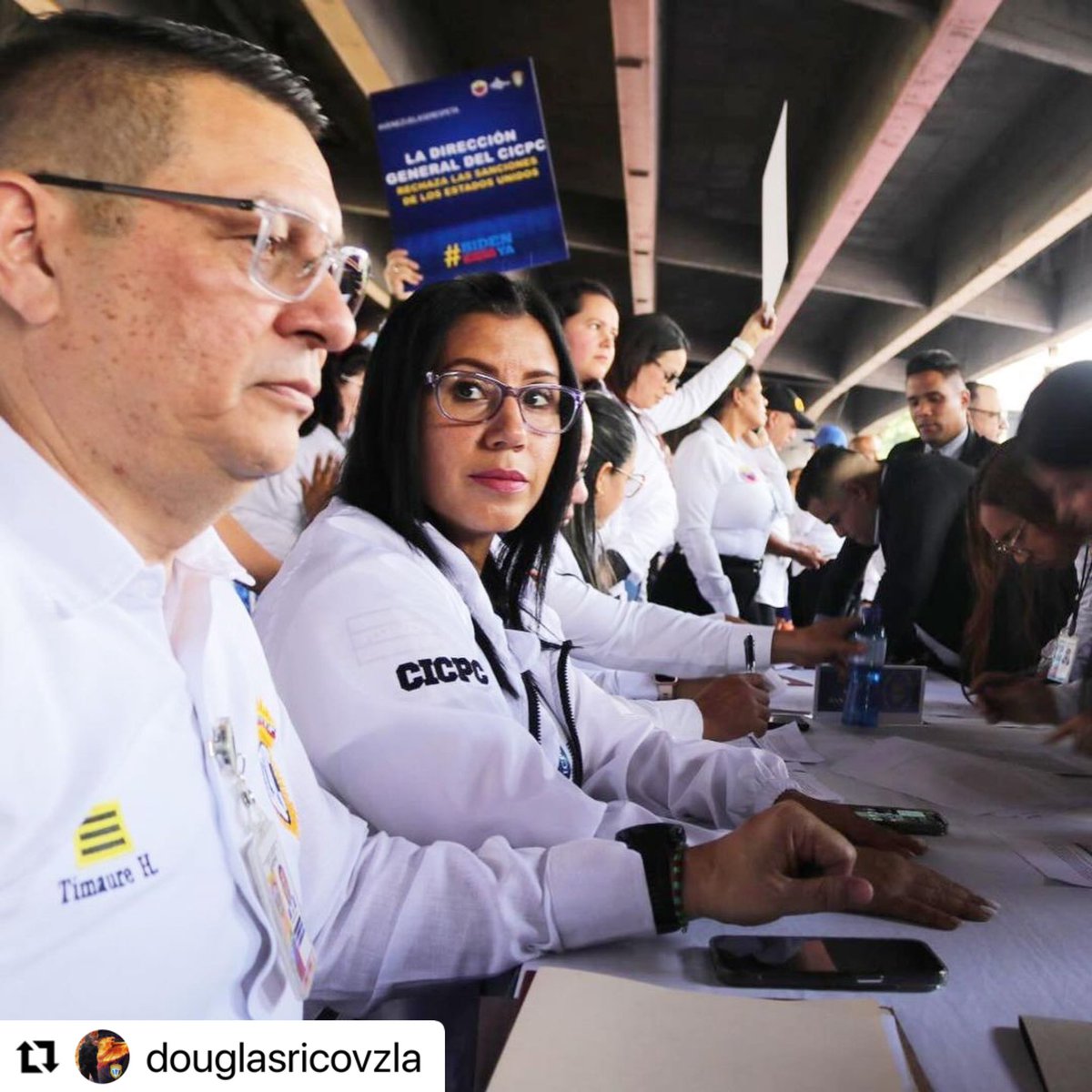 Nuestros funcionarios y funcionarias, quienes velan por la seguridad del pueblo venezolano, respaldan al presidente de la República Bolivariana de Venezuela, Nicolás Maduro y rechazan indiscutiblemente las medidas impuestas por el gobierno estadounidense.
 #VerdadDePueblo