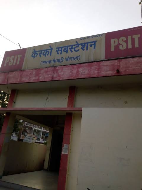 ArvaacheenTimes's tweet photo. नमक फैक्ट्री सबस्टेशन शिवपुरी व कृष्णापुरी की लाइट रात 11:35 बजे से नही आ रही क्षेत्र वाशी गर्मी के कारण बेहाल हैं और सब स्टेशन जाकर संपर्क किया तो बोला लाइन मैन है नही अभी कोई, सुबह आएगा तब बनेग श्रीमान जी उपरोक्त पते की लाइट जल्द ठीक कराकर चालू कराये? @KESCoHQ @MMdkesco https://t.co/bw3NAtosw4