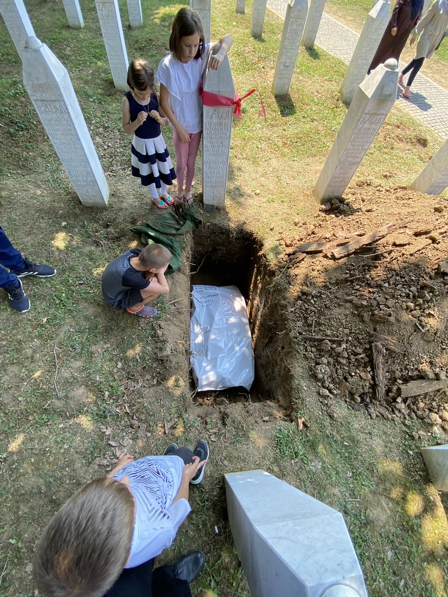 I don't know if anyone in history dug up mass graves several times to hide their crime? Many bodies were found in several mass graves in and around #Srebrenica. The bodies of my father and uncle were first buried in the Glogova mass grave. ⬇️⬇️⬇️1️⃣