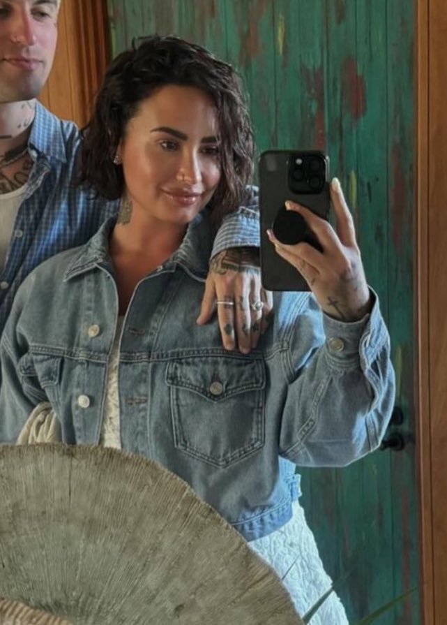 I love demi’s natural summer hair sm 😭😭😭