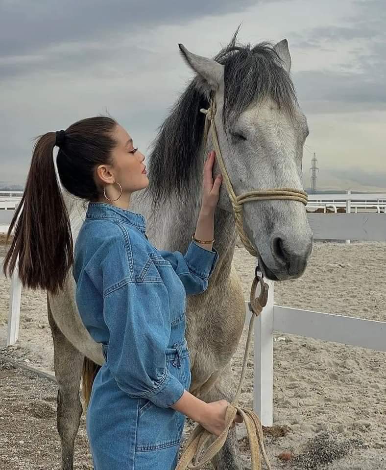 أنا لست أمرأه صعبة على الإطلاق ، أنا ببساطة أمرأة قوية وأعرف قيمتي.