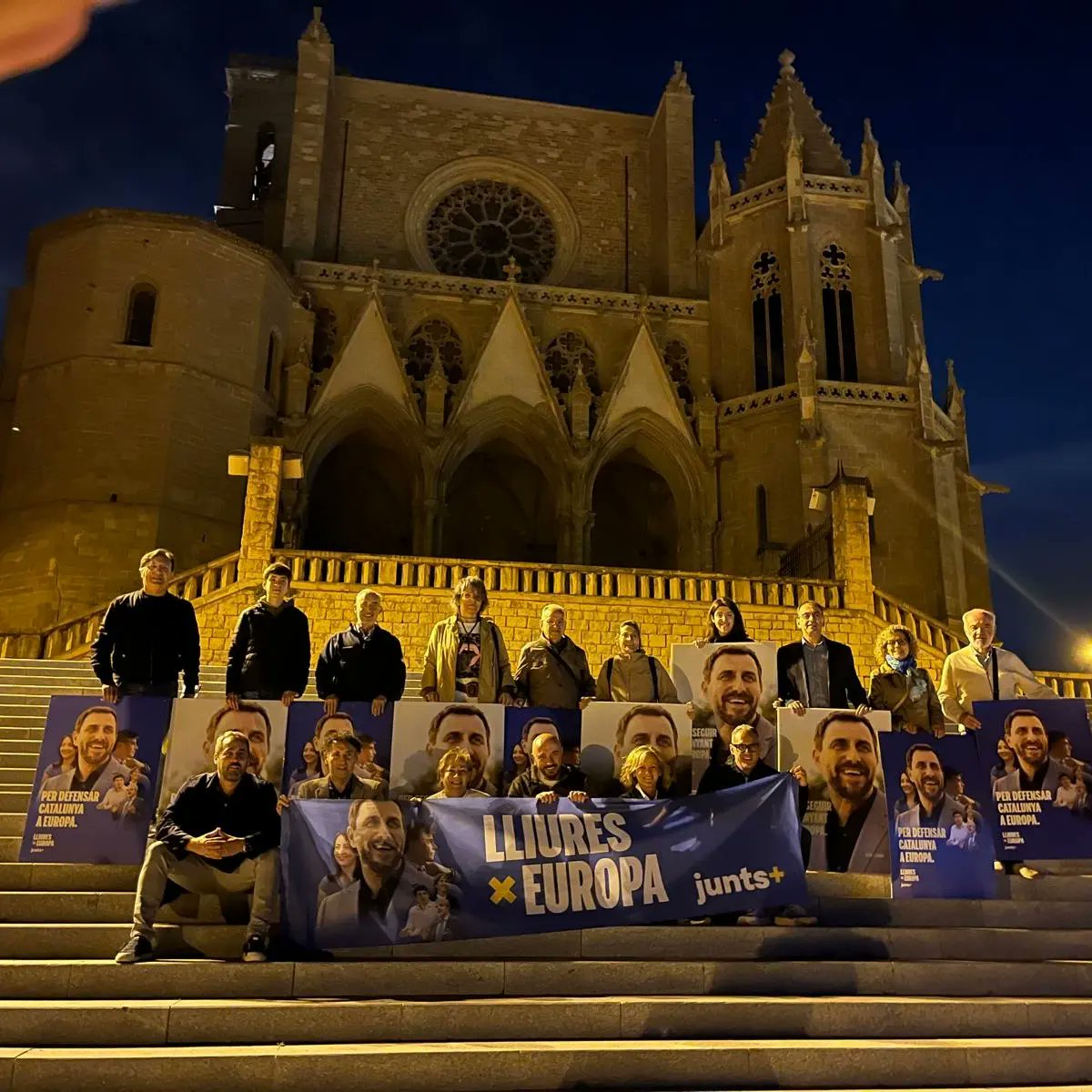 📸 Comencem la campanya de les eleccions europees amb la penjada de cartells. Per seguir defensant Catalunya a Europa, aquest 9 de juny vota @JuntsXCat