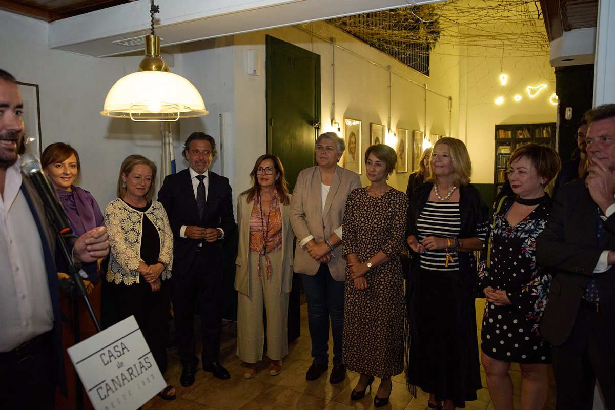 La presidenta <a href="/AstridPerezBat/">Astrid Perez PP</a> asistió hoy en la Casa de Canarias en Madrid a la inauguración de la exposición homenaje a las primeras alcaldesas canarias. La presidenta estuvo acompañada por la vicepresidenta, <a href="/anioramas/">Ana Oramas</a> y el vicepresidente, <a href="/matosgustavo/">Gustavo Matos 🇮🇨🇪🇸🇪🇺</a>, entre otras autoridades
