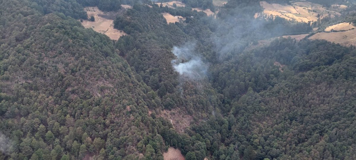¡Por aire y tierra atendemos el incendio forestal en Angangueo! El helicóptero con helibalde ha realizado 5 descargas de mil 200 litros de agua, para la liquidación y enfriamiento del siniestro.
