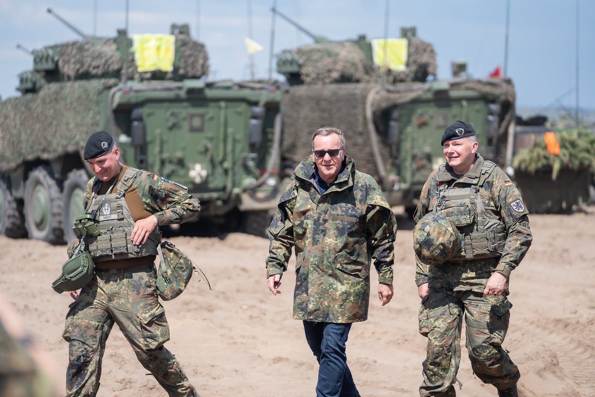This week, 🇩🇪DefMin Boris Pistorius met with German soldiers who are serving and undergoing active training in Lithuania. The minister observed the #GrandQuadriga exercise, part of @bundeswehrInfo training to redeploy its forces to NATO borders in the North East.
