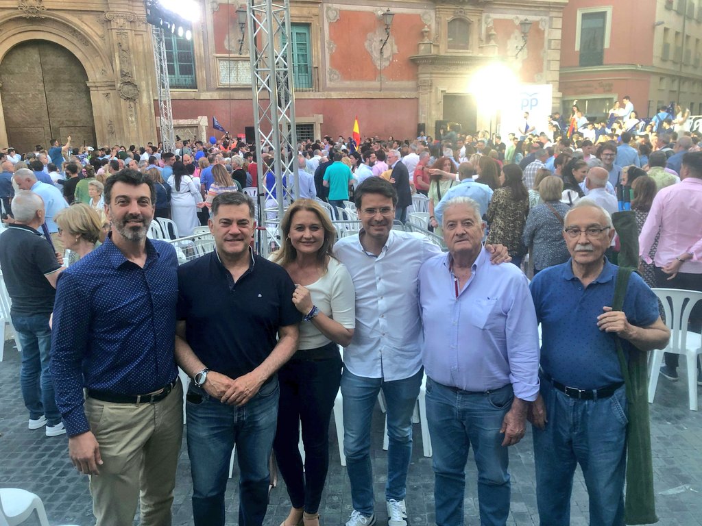 popularesmolina's tweet photo. 🇪🇦 Una delegación de @popularesmolina de más de 50 personas liderada por nuestro presidente y alcalde @jangelalfonso han asistido al primer mitin de campaña de los presidentes @LopezMirasF y @NunezFeijoo en una Plaza Cardenal Belluga totalmente abarrotada.

🇪🇺 Las elecciones europeas de este 9 de junio son el primer paso para cambiar España.

#VotaPP #TuRespuesta #TuVotoEsLaRespuesta