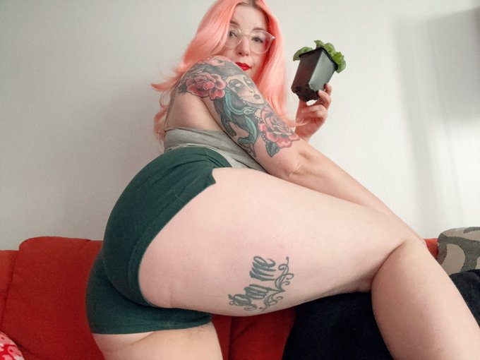 i may not have a green thumb but i do got a green bum! https://t.co/X7wA9k478N