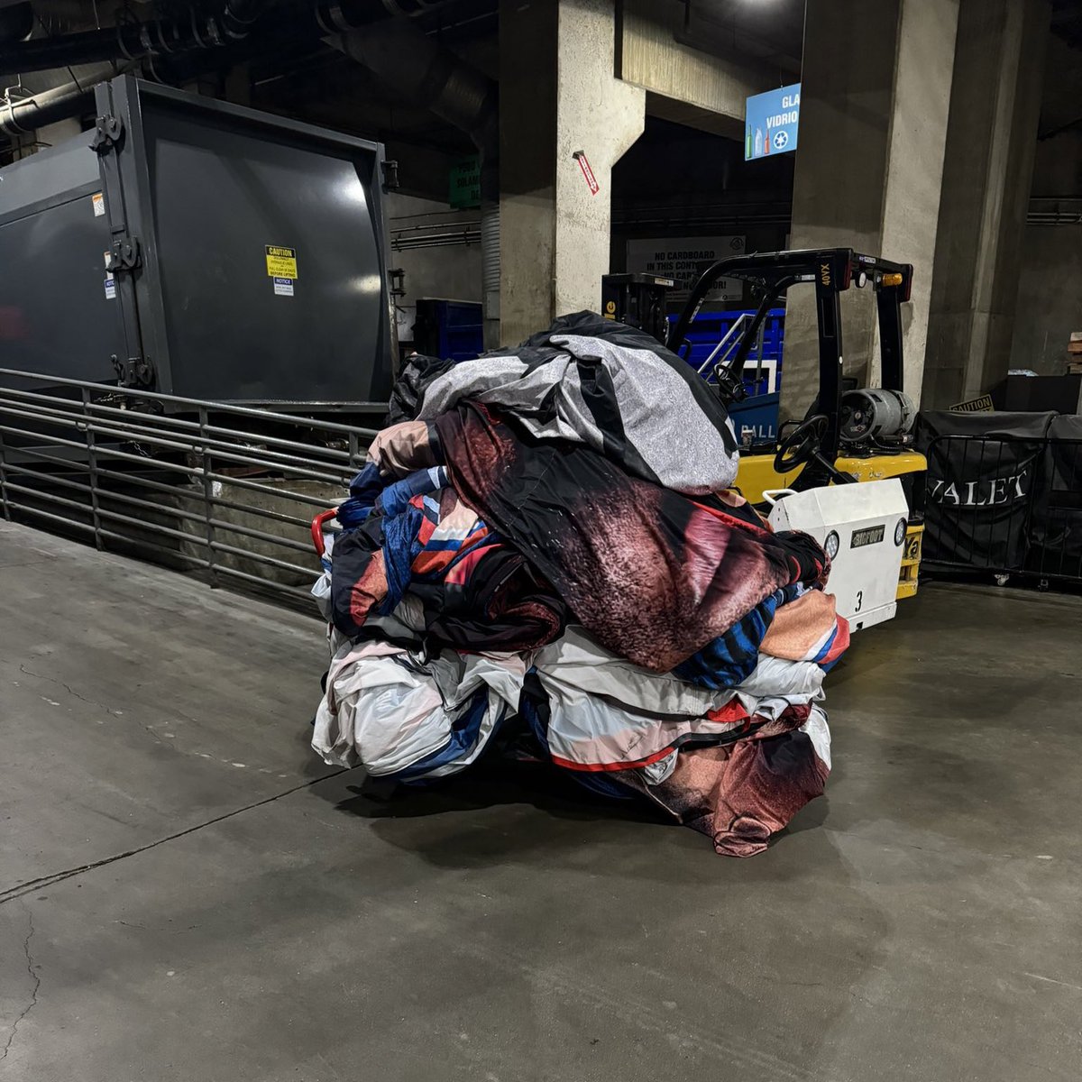 they threw away the Clippers selfie banners 😭