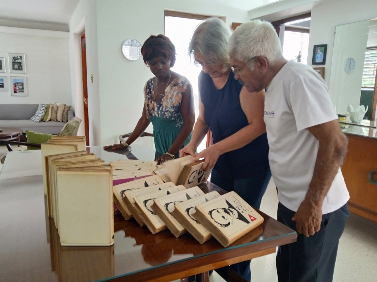 universidad_uci's tweet photo. 📚🇨🇺 En la jornada de ayer la querida profesora @MayraDuranB hizo entrega de varios ejemplares de las obras completas del Apóstol, en noble gesto de donación a nuestra Cátedra Honorífica #JoséMartí, para fomentar el estudio de la vida y obra del Maestro en la #UCI.❤️👏
#SomosUCI https://t.co/Uhf3x4e1Px