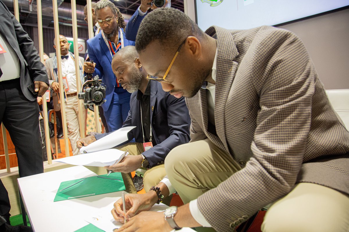 CIVvivatech's tweet photo. La Côte d'Ivoire à #Vivatech 2024 

En images, des signatures de conventions ministérielles en présence de nos Ministres 

#Vivatech2024 #CoteDIvoire #Innovation #Numérique #Startup #cotedivoire #innovation #technology #transformationdigitale #mtnd #mpjips #jeunessenumerique https://t.co/osFhKPoMQ8